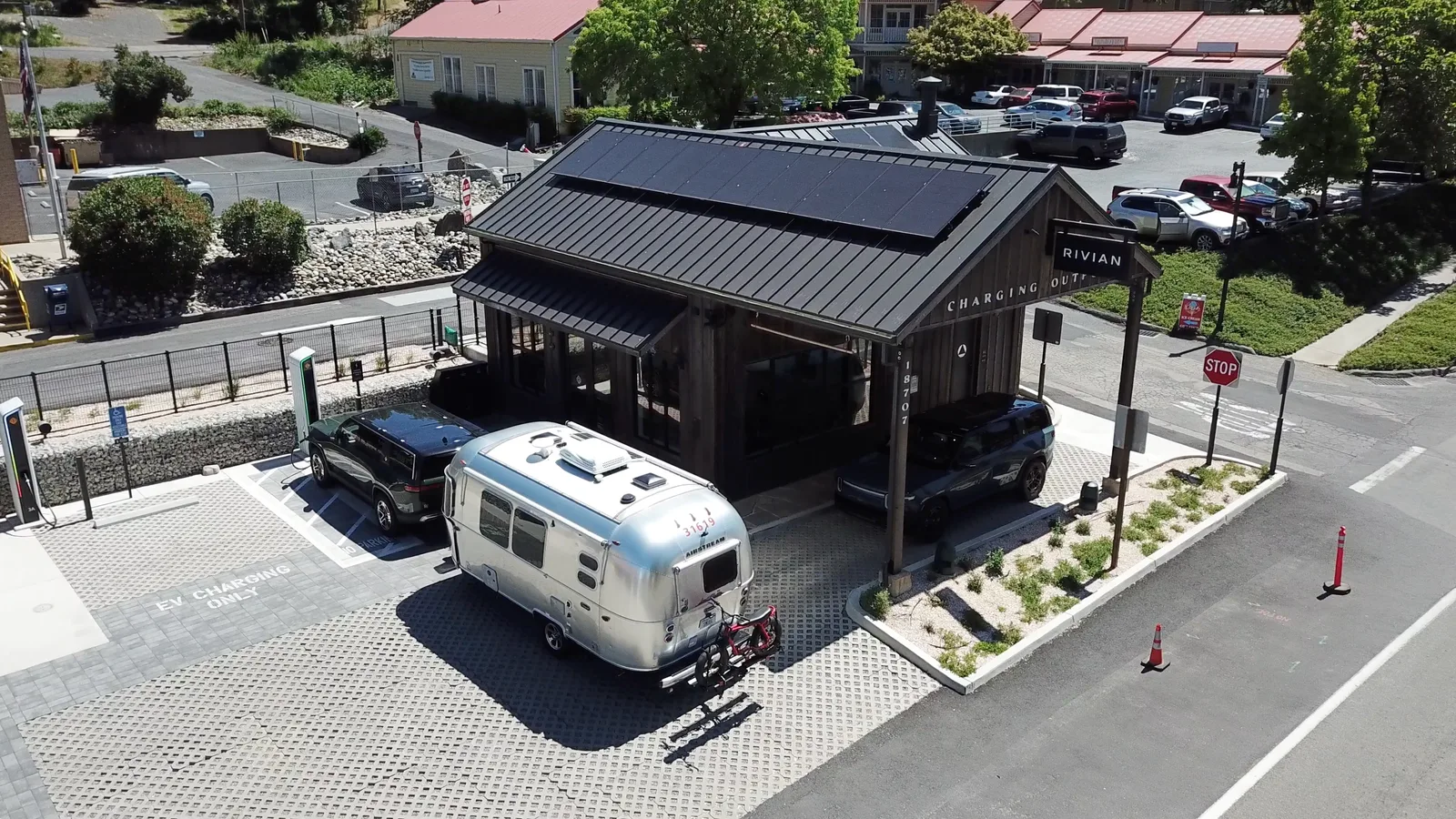 Wattreach, 20′ Airstream Caravel with Rivian R1T